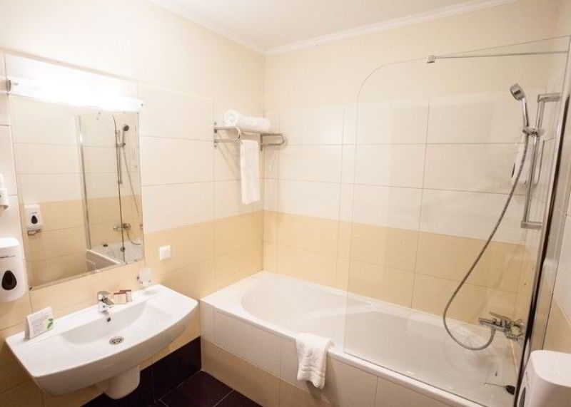 Optima Sumy Hotell Exteriör bild