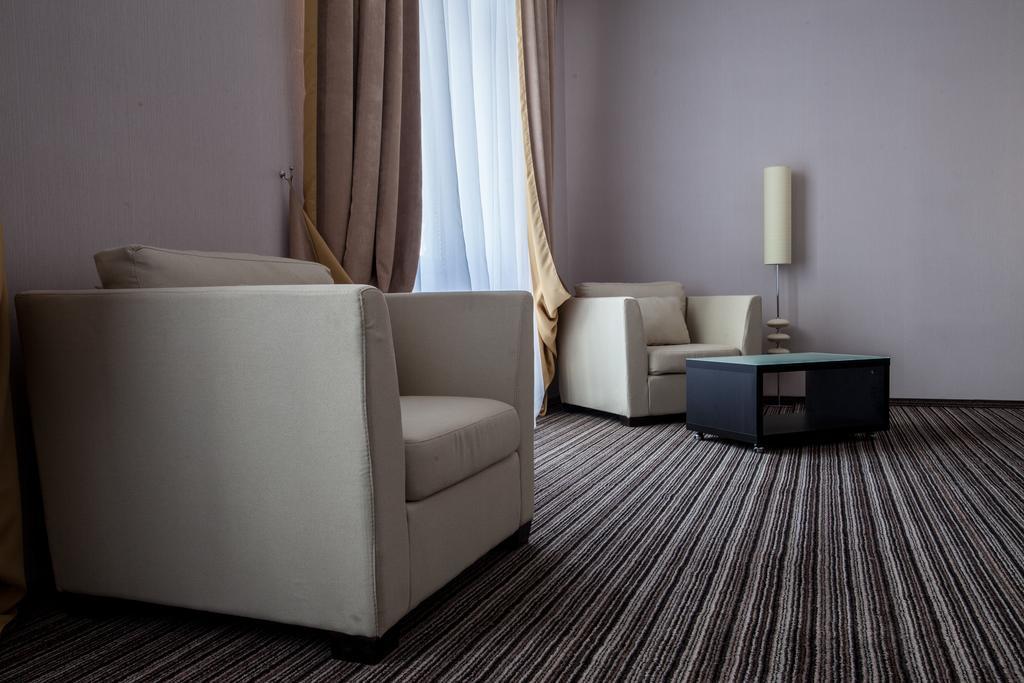 Optima Sumy Hotell Exteriör bild